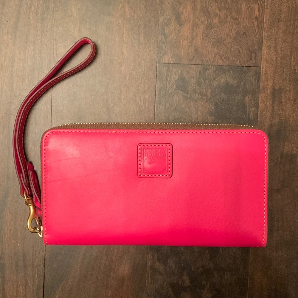 NIB Dooney & Bourke fuscia zippered wallet